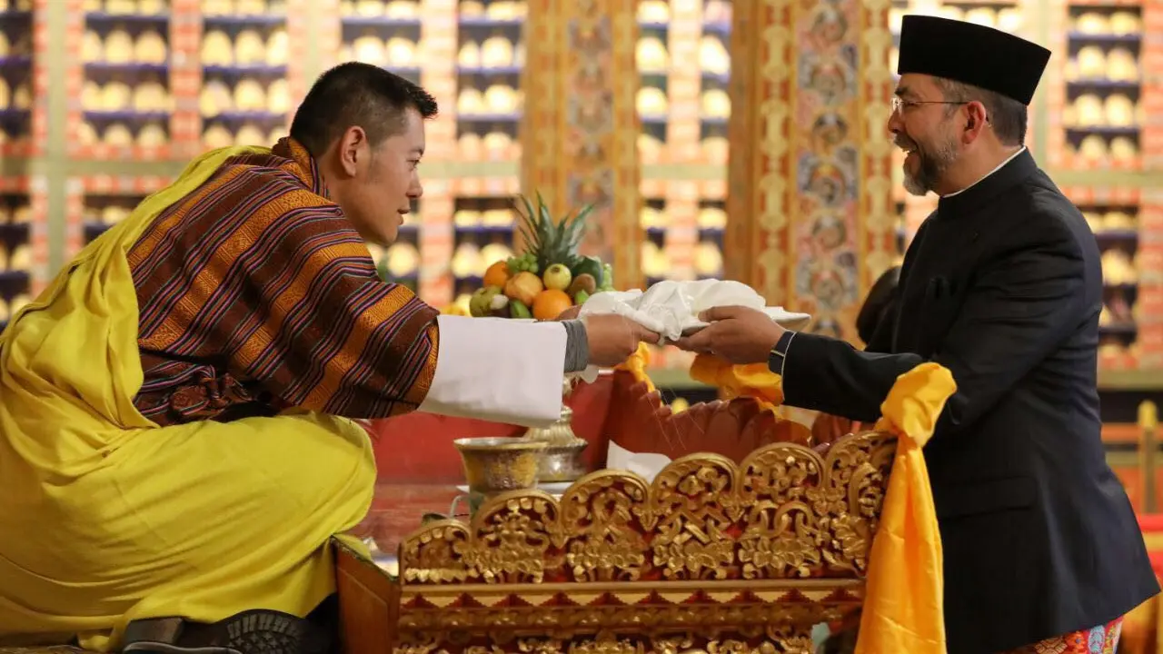 Dubes RI untuk India dan Bhutan Sidharto Reza Suryodipuro (kanan) saat proses penyerahan surat kepercayaan kepada Raja Bhutan Jigme Khesar Namgyel Wangchuk (KBRI New Delhi)