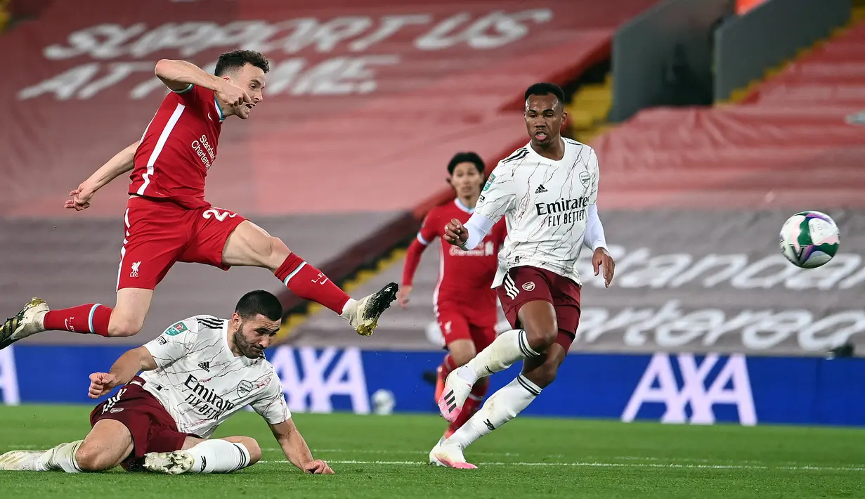 Penyerang Liverpool, Diogo Jota, melepaskan tendangan ke arah gawang Arsenal pada laga Piala Liga Inggris di Stadion Anfield, Jumat (2/10/2020) dini hari WIB. Arsenal menang 5-4 atas Liverpool lewat adu penalti. (AFP/Laurence Griffiths)