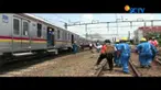 Kereta komuter line jurusan Jatinegara–Bogor, Senin (30/10/2017) siang anjlok di perlintasan Stasiun Jatinegara.