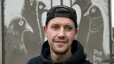 Nikita Golubev memberikan komentar usai menggambar merpati di salah satu mobil van berdebu di Moskow, Sabtu (22/4). Golubev menggunakan truk dan van yang kotor dan berdebu untuk menciptakan karya seninya. (AP Photo / Pavel Golovkin)
