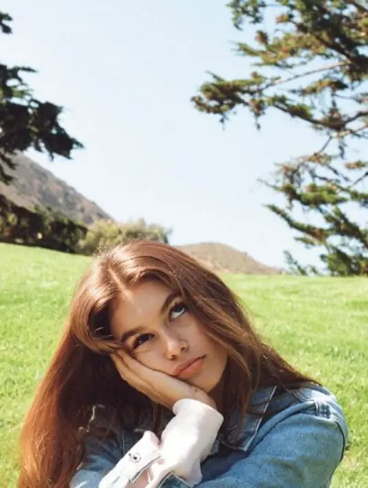 Seperti yang dilansir oleh Glamour (22/07/16), Kendall memotret Kaia yang sedang berpose mengenakan jaket denim dan blouse panjang di padang rumput. (Instagram/Bintang.com)