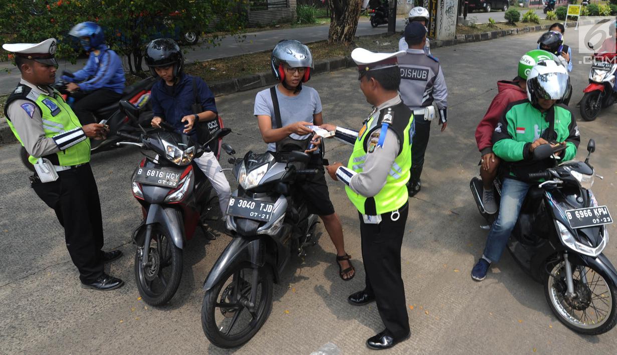 Sejumlah pengendara motor terjaring Operasi Zebra Jaya 2018 di kawasan Cinere, Depok, Selasa (30/20). Razia ini sendiri, salah satunya untuk mengincar pengendara yang tidak melengkapi surat-surat kendaraan, seperti STNK atau SIM. (Merdeka.com/Arie Basuki)