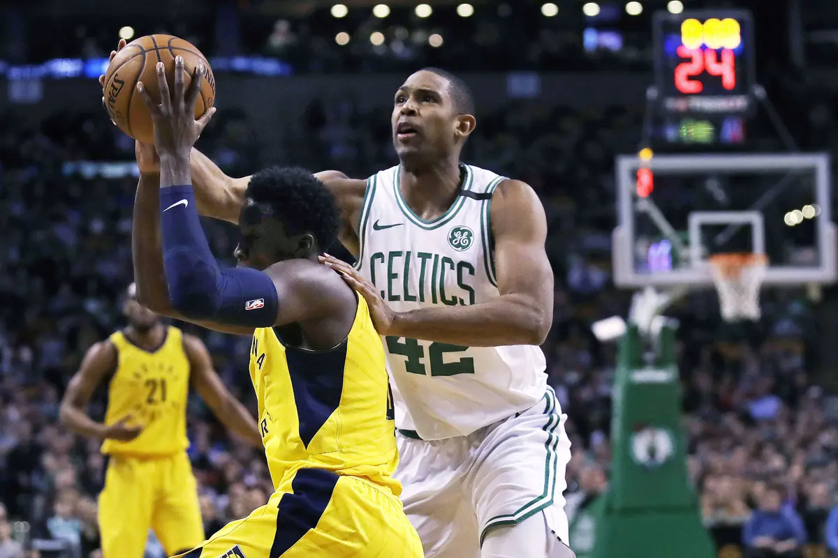 Pemain Celtics Al Horford (baju putih) mencoba mengadang bintang Pacers Victor Oladipo