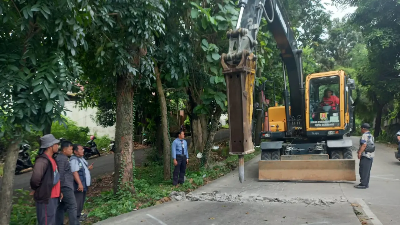 PUPR perbaiki jalan rusak di tanjakan Trangkil, Kelurahan Sukorejo, Kecamatan Gunungpati. (Foto: Liputan6.com/Felek Wahyu)