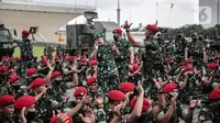 Kepala Staf Angkatan Darat (KSAD) Jenderal Dudung Abdurachman meninjau pasukan usai memimpin Apel Gelar Pasukan Jajaran TNI AD di Lapangan Monas, Jakarta, Selasa (25/1/2022). Pasukan TNI AD dan Alutsista dipamerkan saat mengikuti gelar apel pasukan. (Liputan6.com/Faizal Fanani)