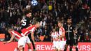 Gelandang PSG, Adrien Rabiot, duel udara dengan bek Red Star, Milan Rodic, pada laga Liga Champions di Stadion Parc des Princes, Paris, Rabu (3/10/2018). PSG menang 6-1 atas Red Star. (AFP/Anne-Christine Poujoulat)