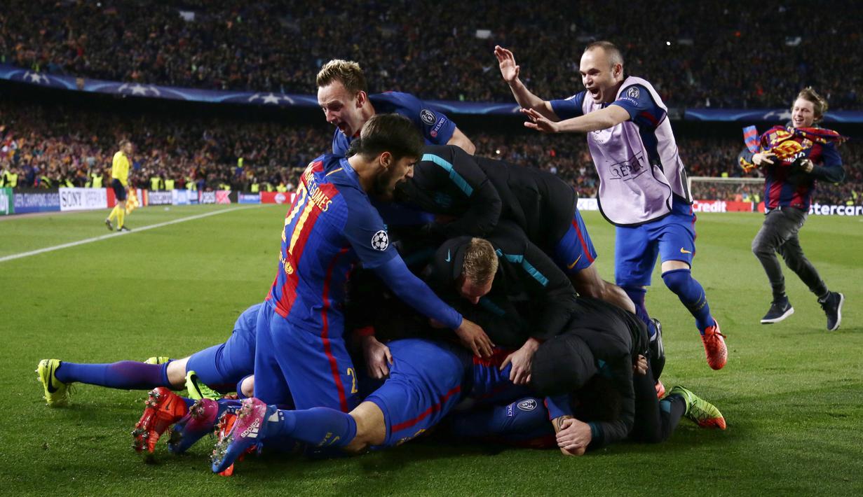 Para pemain Barcelona merayakan kemenangan atas PSG pada leg kedua Babak 16 Besar Liga Champions di Camp Nou stadium, Barcelona, (8/3/2017). Barcelona menang 6-1. (AP/Emilio Morenatti)