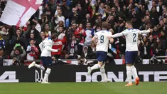 Gelandang Inggris, Bukayo Saka berselebrasi setelah mencetak gol ke gawang Ukraina pada matchday Grup C Kualifikasi Piala Eropa 2024 di Stadion Wembley di London, Minggu, 26 Maret 2023. (AP Photo/Ian Walton)