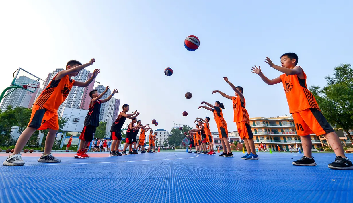 Para murid berlatih olahraga bola basket di sebuah sekolah dasar di Handan, Provinsi Hebei, China utara, pada 9 Agustus 2020. (Xinhua/Wang Xiao)