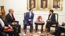 Menteri Luar Negeri RI, Retno Marsudi berbincang dengan Menteri Luar Negeri Maroko, Nasser Bourita di kantor Kemenlu, Jakarta, Senin (28/10/2019). Pertemuan tersebut membahas hubungan bilateral antara kedua negara. (Liputan6.com/Faizal Fanani)