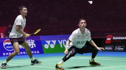 The Daddies berhasil melaju ke partai puncak usai menumbangkan junior mereka, Fajar Alfian/Muhammad Rian Ardianto dengan skor 23-21, 12-21, dan 21-16. (AP/Shuji Kajiyama)