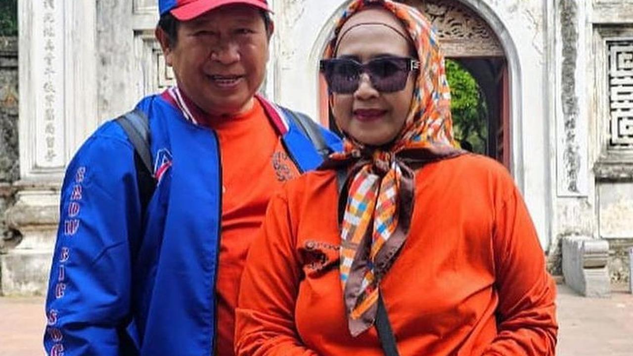 Tidak sendiri, Ia jalan-jalan di ibu kota Vietnam tersebut bersama sang istri tercinta. <br>