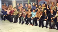​Walikota Bandung Ridwan Kamil (duduk berbatik biru) bersama perwakilan perusahaan TIK dalam Malam Sosialisasi Indonesia Smart City Forum at Bandung di Pendopo Kota Bandung, Selasa (2/8/2016). Liputan6.com/Muhammad Sufyan) 