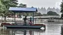 Warga menaiki perahu eretan saat menyeberangi Kali Sunter, Rawa Badak, Jakarta, Rabu (20/1/2021). Penumpang dikenai tarif Rp 1.000-2.000 sekali jalan. (merdeka.com/Iqbal S. Nugroho)