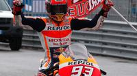 Pembalap Repsol Honda, Marc Marquez memegang bendera setelah keluar sebagai yang tercepat pada balapan MotoGP San Marino 2017 di Sirkuit Misano, Italia, Minggu (10/9). Bagi Marquez, ini merupakan kemenangan keempatnya musim ini. (AP Photo/Antonio Calanni)