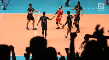 Suporter Timnas voli putra Indonesia bersorak saat menyaksikan laga Indonesia melawan Jepang di Semifinal Kejuaraan Voli Asia 2017 di GOR Tri Dharma, Gresik, Senin (31/7). Indonesia kalah 3-0 (17-25, 24-26, 23-25). (Liputan6.com/Helmi Fithriansyah)