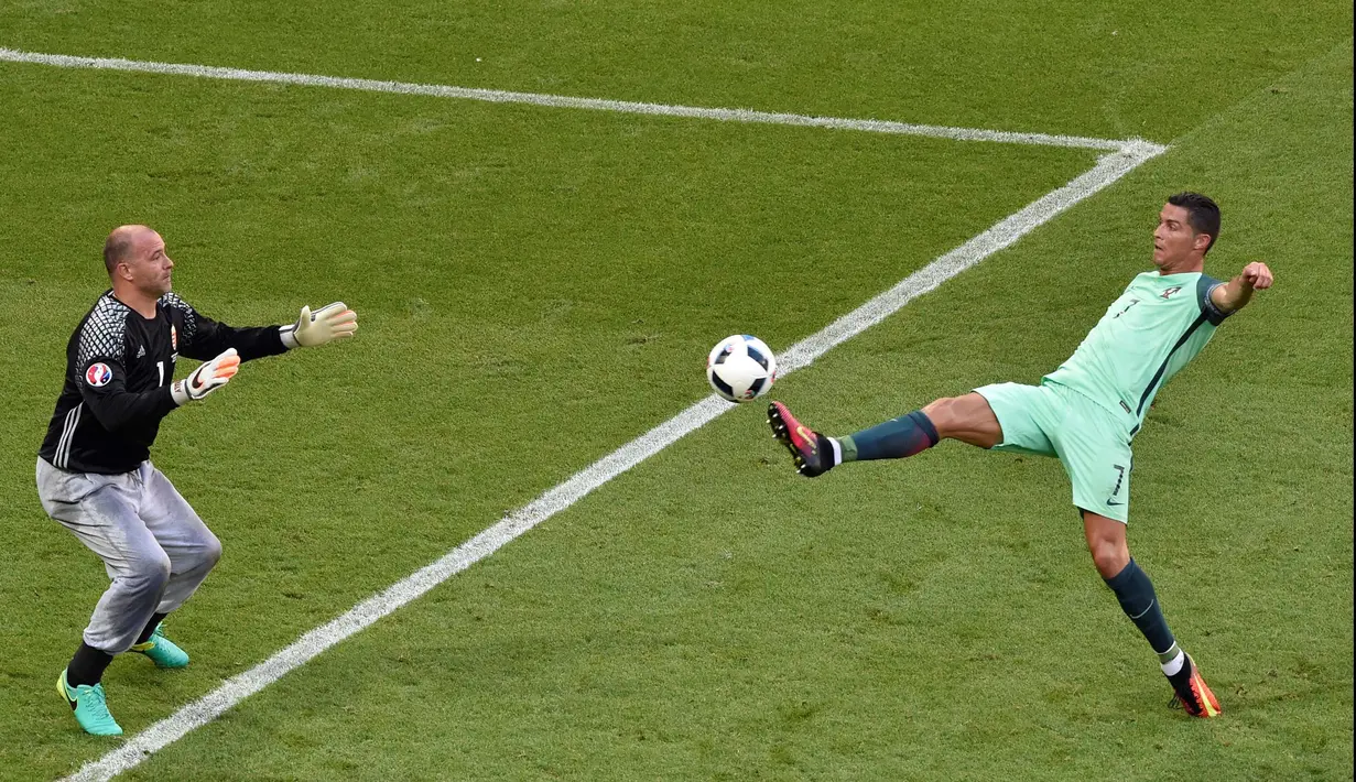 Namun dalam sejarahnya, Gabor Kiraly bukan hanya dikenal sebagai Pyjama Man, ia juga memecahkan rekor sebagai kiper sekaligus pemain tertua yang pernah bermain di Piala Eropa. (Foto: AFP/Jean-Philippe Ksiazek)