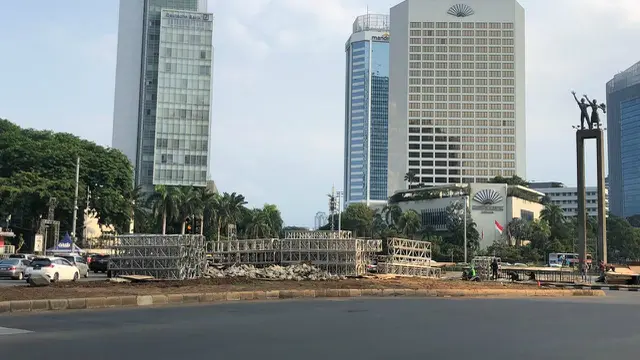 Instalasi batu Gabion di Bundaran HI Jakarta dibongkar pada Senin malam 23 Desember 2019. (Liputan6.com/ Delvira Chaerani Hutabarat)