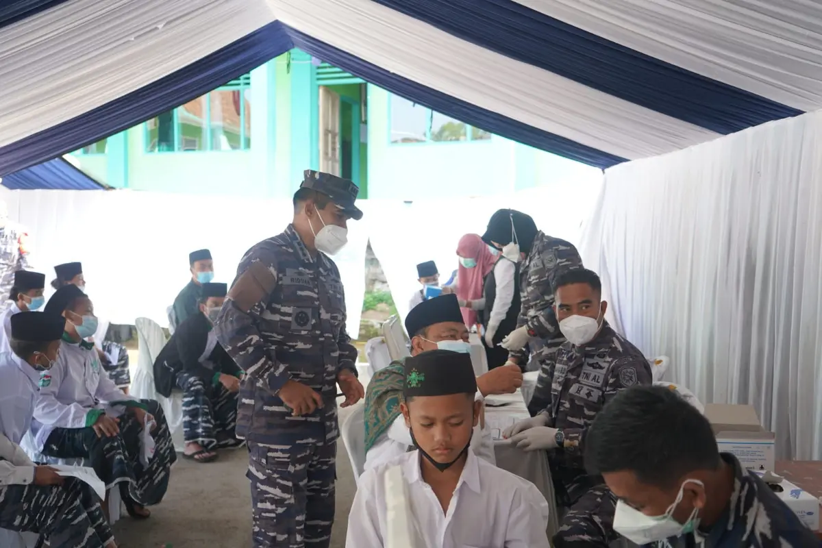 Laksamana Yudo Margono tengah melihat secara langsung program serbuan vaksinasi massal bagi santri di Pesantren Ma’ruful Hidayah, Cigedug, Garut, Jawa Barat.