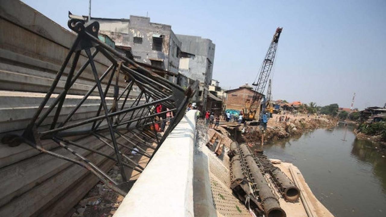 Pasca penggusuran, bantaran Ciliwung mulai dipasangi tiang pancang