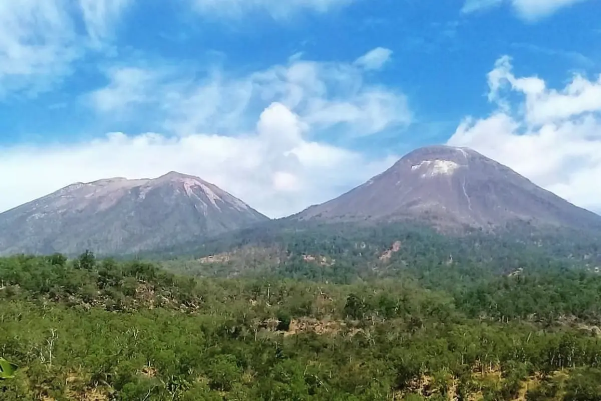 Pemandangan Gunung Lewotobi di Flores NTT