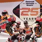 Dua pembalap Repsol Honda, Marc Marquez (kiri) dan Jorge Lorenzo (kanan), diperkenalkan sebagai pembalap untuk MotoGP 2019 di Madrid, Rabu (23/1/2019). (AFP/Pierre-Philippe Marcou)