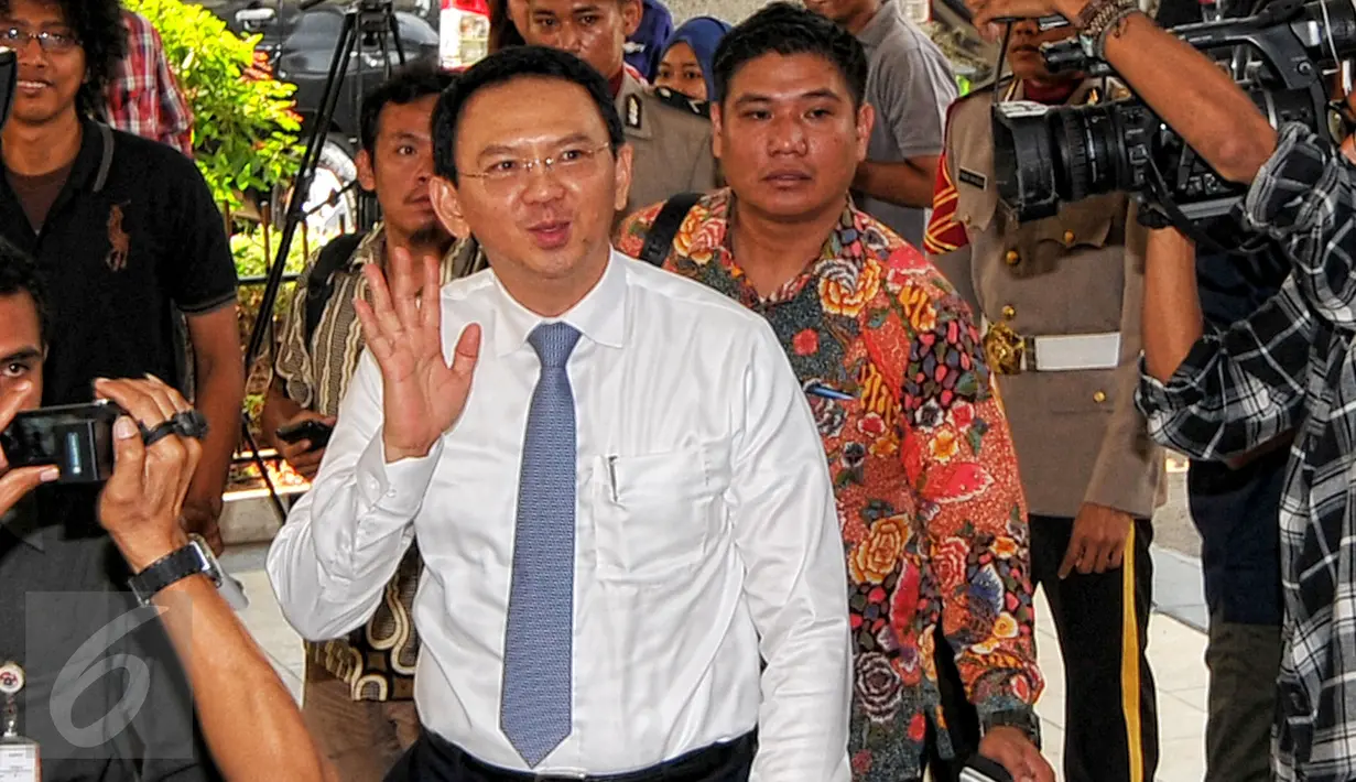 Gubernur DKI Jakarta, Basuki Tjahaja Purnama tiba di Bareskrim Mabes Polri, Jakarta, Rabu (29/7). Ahok diperiksa sebagai saksi terkait dugaan korupsi pengadaan UPS untuk tersangka Alex Usman dan Zaenal Soleman. (Liputan6.com/Yoppy Renato)