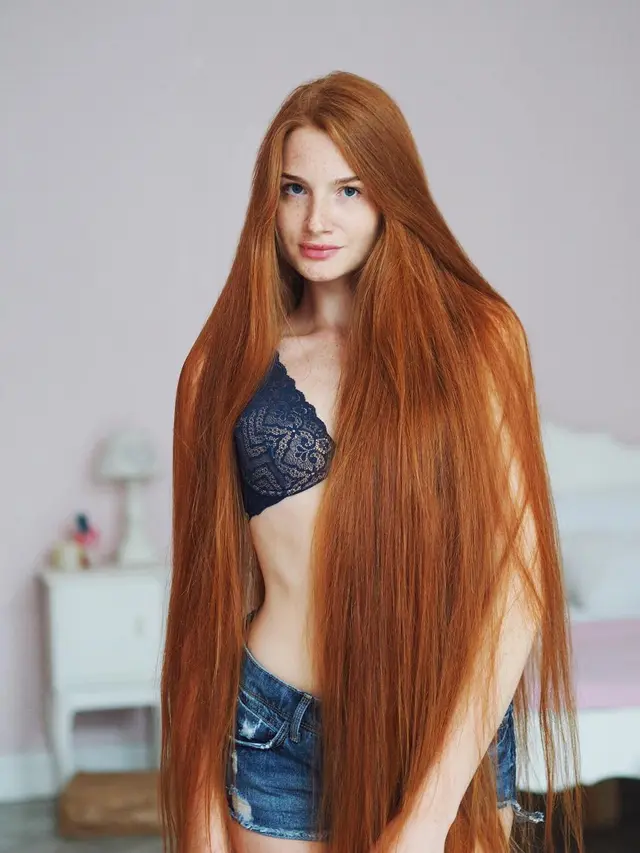 [Bintang] Seperti Rapunzel, Wanita Ini Punya Rambut Panjang yang Indah