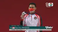 Lifter Indonesia Eko Yuli Irawan meraih medal perak cabang angkat besi 61kg putra pada Olimpiade Tokyo 2020 di Tokyo International Forum, Minggu 25 Juli 2021. (foto: Indosiar)