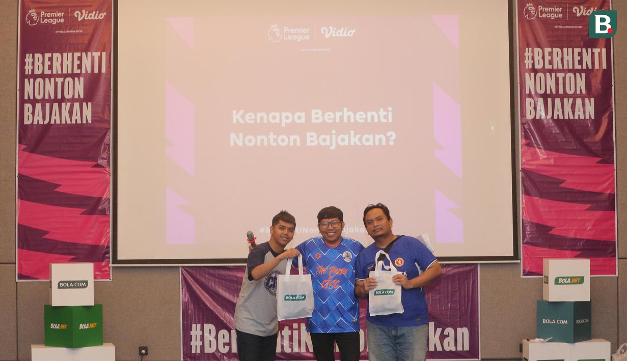 Dua orang anggota komunitas suporter Chelsea CISC Regional Jakarta mendapatkan bingkisan dalam acara Roaring Night menyaksikan pertandingan Premier League 2023/2024 antara Chelsea melawan Fulham di Hotel Ibis Styles, Tanah Abang, Jakarta Pusat, Sabtu (13/1/2024) malam. (Bola.com/M Iqbal Ichsan)