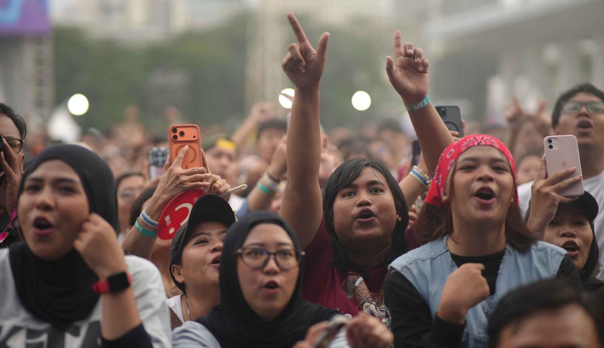 Seluruh penonton tampak sangat kompak untuk bernyanyi bersama bahkan ikut berjoget mengikuti irama musik yang ceria. Tampak dalam foto, penggemar grup band Wali bernyanyi bersama pada hari kedua gelaran KapanLagi Buka Bareng (KLBB) Festival 2026 di Stadion Madya, Kompleks Gelora Bung Karno, Senayan, Jakarta, Minggu 1 Maret 2026. (Dok/Kapanlagi Youniverse)
