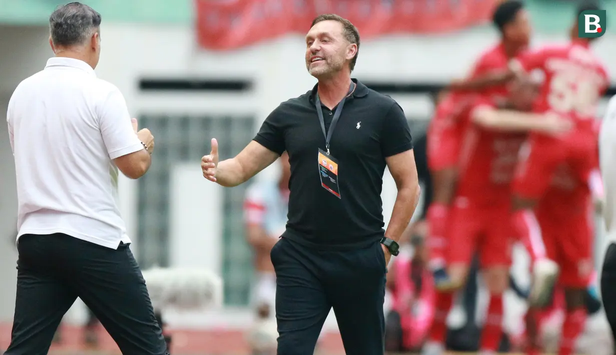 Pelatih Persija Jakarta, Thomas Doll (kanan) pada laga persahabatan antara Persija Jakarta menghadapi Rans Nusantara FC di Stadion Wibawa Mukti, Cikarang, Sabtu (16/7/2022). (Bola.com/M Iqbal Ichsan)