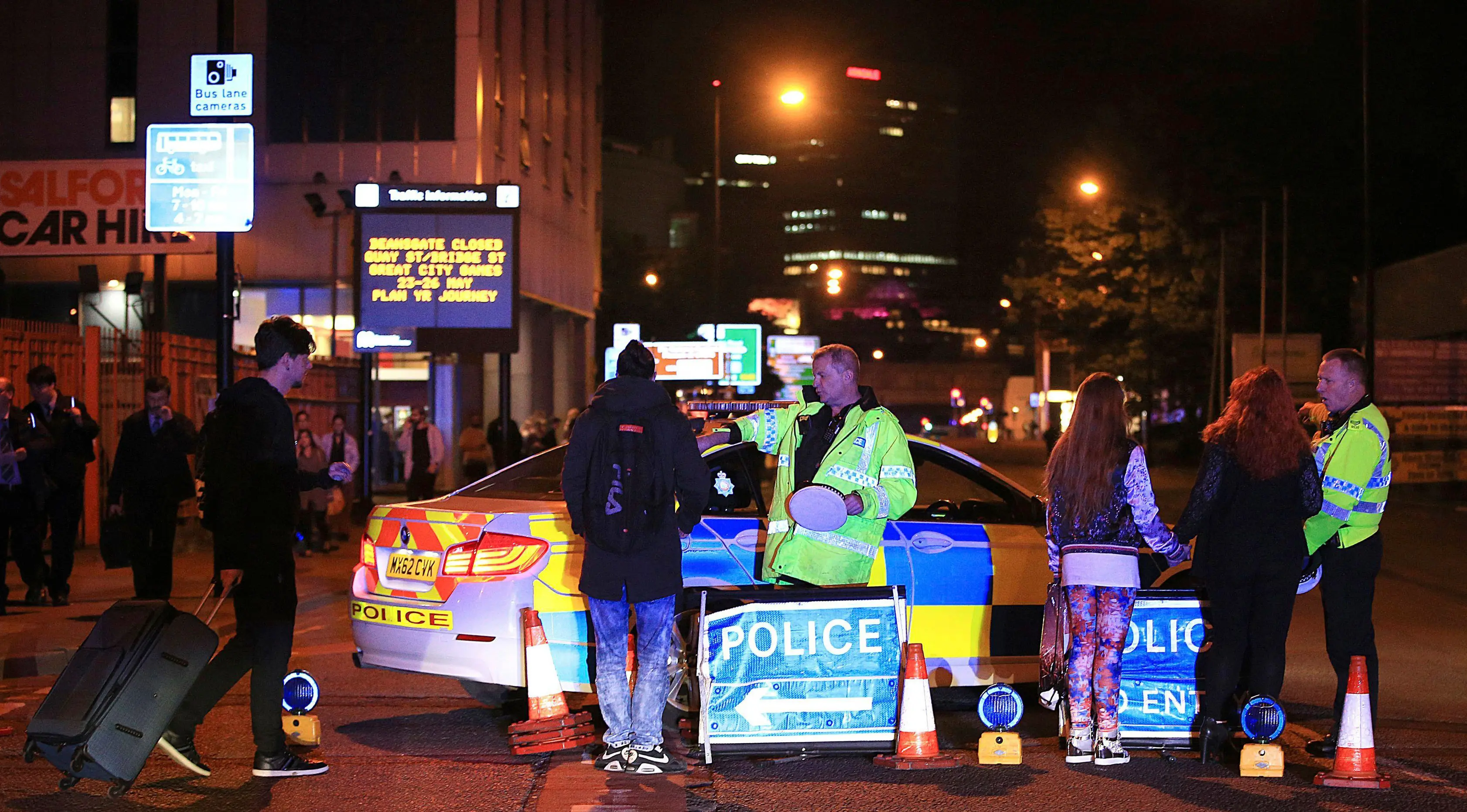 Personel darurat memblokade jalan usai laporan ledakan yang terjadi di arena konser Ariana Grande di Manchester, Inggris, Senin (22/5). Kepolisian memastikan sedikitnya 19 orang tewas dan 50 lainnya terluka dalam ledakan itu. (Peter Byrne/PA via AP)