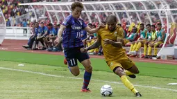 Pemain Bhayangkara FC, David Aparecido da Siva (kanan) menggiring bola saat pertandingan laga persahabatan melawan FC Tokyo di Stadion Utama GBK, Senayan, Jakarta, Sabtu (27/1). FC Tokyo Unggul 4-2 atas Bhayangkara FC. (Liputan6.com/Faizal Fanani)