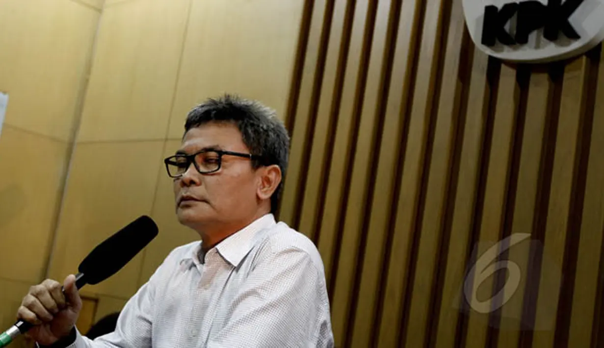 Deputi Pencegahan KPK Johan Budi memberikan keterangan di Gedung KPK, Jakarta, terkait dikabulkannya gugatan praperadilan yang diajukan Komjen Budi Gunawan oleh PN Jakarta Selatan, Senin (16/2/2015). (Liputan6.com/Faisal R Syam)