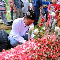 Pria asal Surabaya Djalal yang sempat membuat kontroversi saat Julia Perez berjuang melawan penyakit kanker muncul di pemakaman. Ia megungkapkan kesediannya saat menciptakan lagu Selamat Jalan Jupe. (Adrian Putra/Bintang.com)