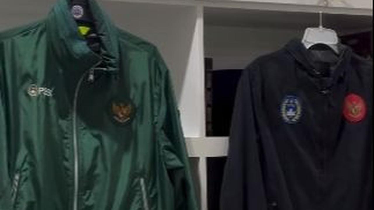 Iwan kemudian mengaku sempat dibuat bingung saat memilih jersey koleksinya itu untuk digunakan saat nonton bareng (nobar).
