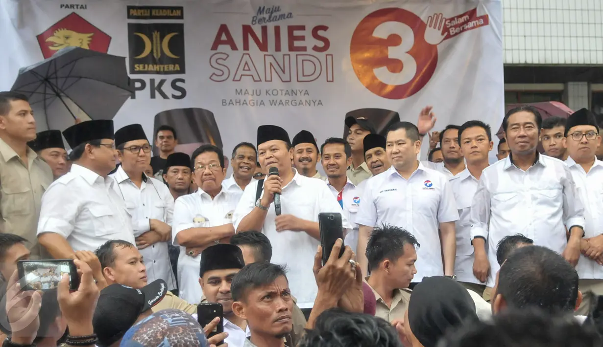  Hidayat Nur Wahid memberikan ucapan selamat kepada Anies-Sandi yang menang versi hitung cepat di kantor DPP Gerindra, Jakarta, Rabu (19/4). (Liputan6.com/Yoppy Renato)