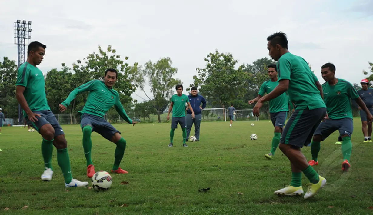 Bek timnas U-22 Indonesia, Hansamu Yama Pranata (kedua dari kiri) berebut bola saat berlatih di Lapangan Sutasoma, Halim Perdanakusuma, Jakarta, Selasa (3/3/2015). (Liputan6.com/Helmi Fithriansyah)