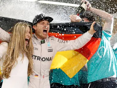 Pembalap tim Mercedes dari Jerman, Nico Rosberg bersama istrinya, Vivian merayakan kemenangan sebagai juara Formula 1 2016 di sirkuit Yas Marina di Abu Dhabi, Uni Emirat Arab, (27/11). (REUTERS/Ahmed Jadallah)