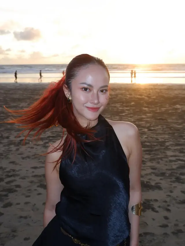 Potret Artis Pilih Liburan di Pantai Bali Akhir Tahun 2025