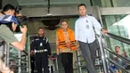 Tersangka anggota DPRD Banten, Srimulya Hartono alias SM Harto usai diperiksa KPK sebagai saksi terkait kasus dugaan suap pengesahan APBD tahun 2016 tentang pembentukan Bank Pembangunan Daerah Banten, Jakarta, Rabu (6/1/2016). (Liputan6.com/Helmi Afandi)