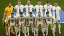 Para pemain starting XI Timnas Slovenia berfoto bersama jelang dimulainya laga Grup C Euro 2024 menghadapi Timnas Denmark di MHPArena, Stuttgart, Jerman, Minggu (16/6/2024). (AP Photo/Ariel Schalit)