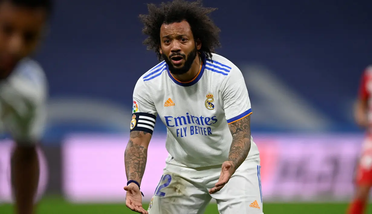 <p>Marcelo. Bek kiri Brasil berusia 33 tahun yang telah berseragam Real Madrid selama 16 musim ini mulai terpinggirkan dari skuat utama sejak musim 2019/2020 lalu akibat performa yang menurun dan tergantikan oleh kedatangan Ferland Mendy. Musim ini yang bertepatan dengan akhir masa kontraknya, ia baru bermain dalam 11 laga di La Liga. (AFP/Oscar Del Pozo)</p>
