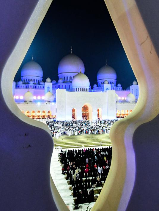 Umat muslim berdoa di halaman Masjid Agung Sheikh Zayed di Abu Dhabi, Uni Emirat Arab, Sabtu (1/6/2019). Umat muslim memanjatkan doa-doa jelang berakhirnya Ramadan untuk mendapatkan Lailatul Qadar atau malam yang lebih baik dari seribu bulan. (KARIM SAHIB/AFP)