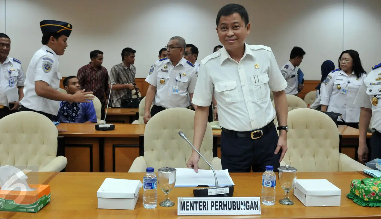 Menhub Ignasius Jonan saat tiba di ruang rapat Pansus Pelindo II DPR, Jakarta, Rabu (2/12/2015). Dalam sidang tersebut Jonan dimintai keterangan terkait dugaan korupsi pengadaan mobile crane oleh Dirut PT Pelindo II RJ Lino. (Liputan6.com/Johan Tallo)