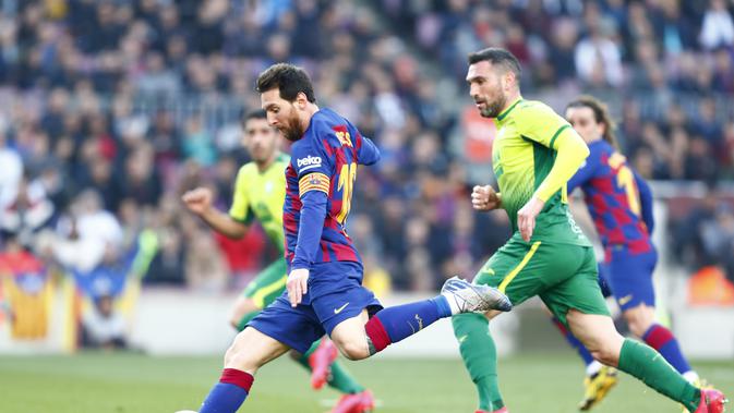 Lionel Messi mencetak empat gol saat Barcelona mengalahkan Eibar 5-0 pada pekan ke-25 Liga Spanyol di Camp Nou, Sabtu (22/2/2020).(AP Photo/Joan Monfort)