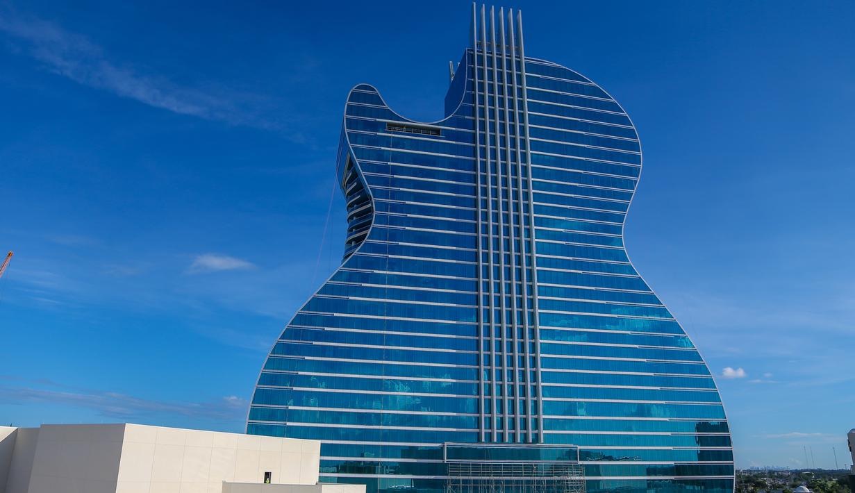 Tampilan bangunan Seminole Hard Rock Hotel & Casino yang menyerupai gitar di Hollywood, Florida, Amerika Serikat, Selasa (22/10/2019). Berbentuk seperti gitar listrik, hotel dengan ketinggian mencapai 20 ribu kaki ini siap menjadi ikon wisata mewah baru. (Zak BENNETT/AFP)