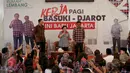 Ketua Umum PDI Perjuangan Megawati Soekarnoputri (tengah) bersama Cagub-Cawagub DKI Jakarta, Ahok-Djarot menyapa para relawan di Rumah Lembang, Jakarta, Rabu (15/3). (Liputan6.com/Faizal Fanani)