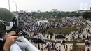 <p>Umat Islam bersiap melaksanakan sholat Id 1 Syawal 1443 Hijriah hingga memenuhi Stadion Jakarta Internasional Stadium, Senin (2/5/2022). Pemerintah Indonesia menetapkan Hari Raya Idul Fitri 1443 Hijriah jatuh pada tanggal 2 Mei 2022. (Liputan6.com/Johan Tallo)</p>